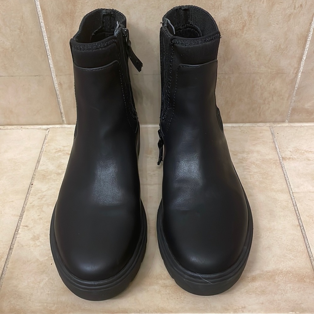 NWT Dr. Scholl’s Craze Chelsea boot. Size 7. Black.